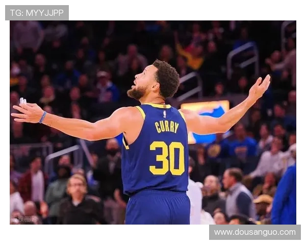 库里轻巧挑篮打板命中砍下21分9篮板6助攻引领比赛走势全场 库里轻巧挑篮打板命中砍下21分9篮板6助攻引领比赛走势全场