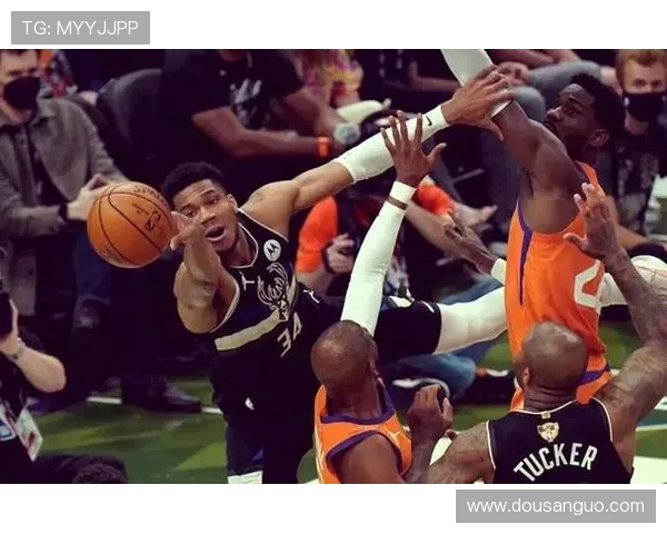 字母哥篮下转身强攻上篮得手个人开局贡献7分展现强大攻击力